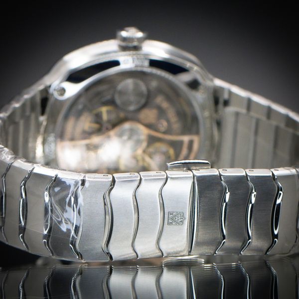 H. Moser and Cie Streamliner 6201-1200